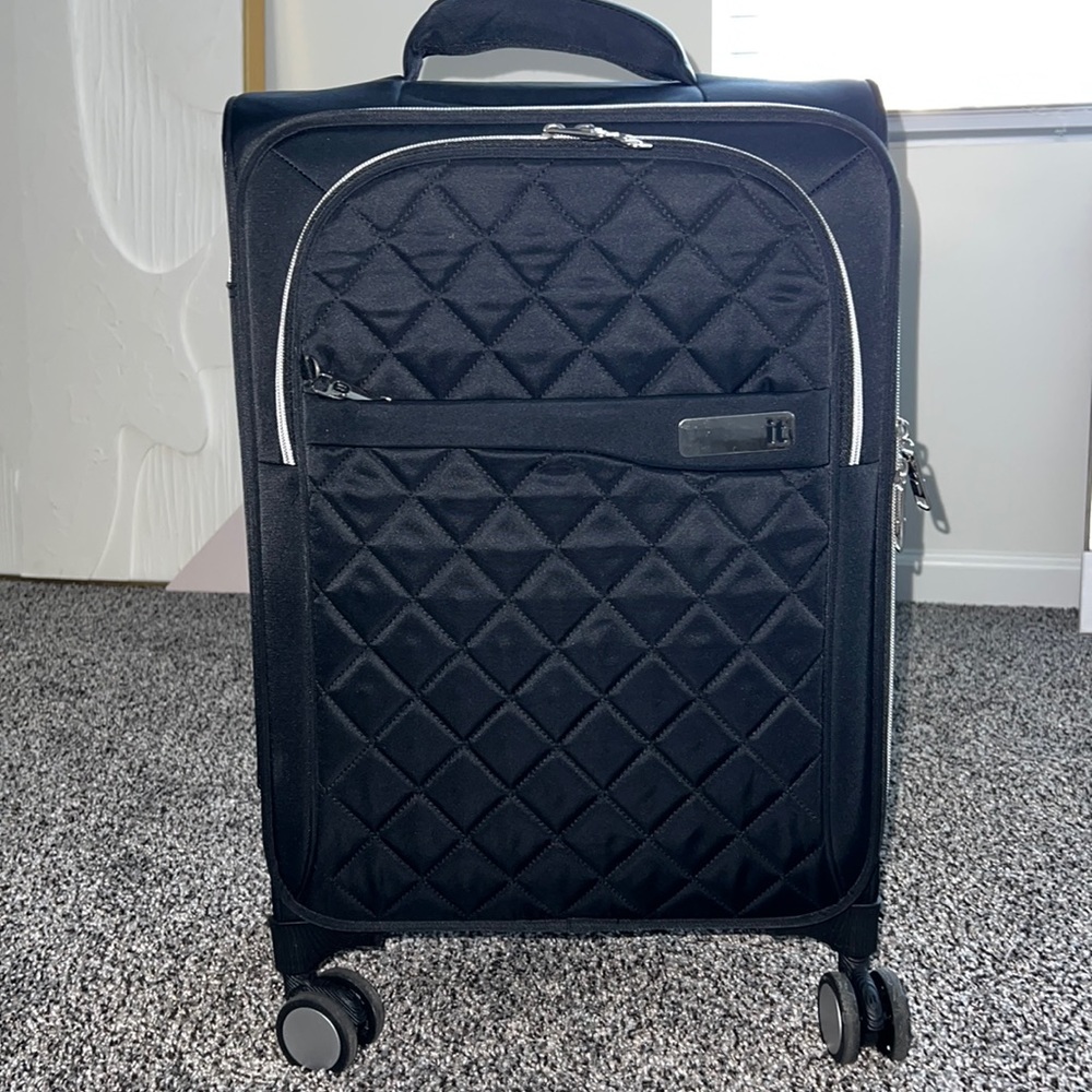 it luggage carry on suitcase